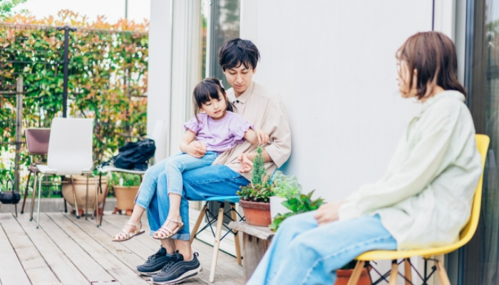 リフォームされたきれいな庭でくつろぐ家族