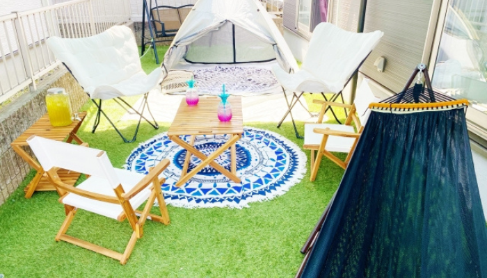 庭でバーベキューする様子