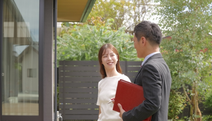 庭のリフォームについて相談する女性と男性プランナー