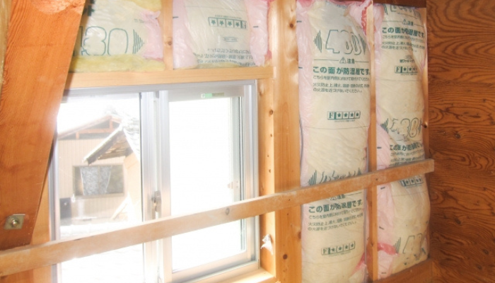 リフォームで断熱材を入れている施工中の壁