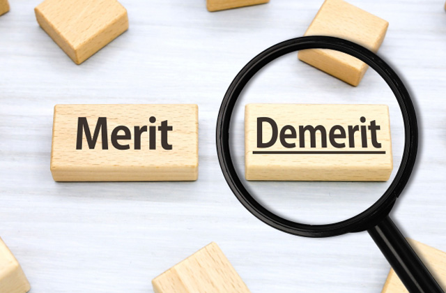 dmeritと書かれたブロックとルーペ