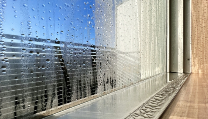 結露の溜まった窓枠