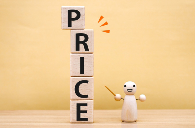 PRICEと書かれたブロックと人形
