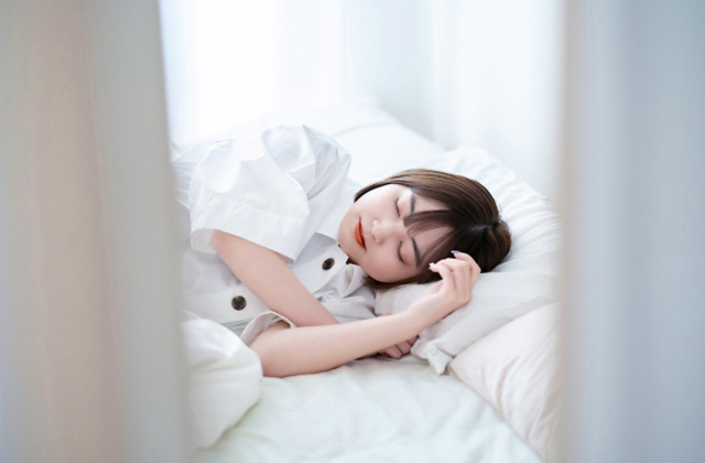 ベッドで寝ている女性