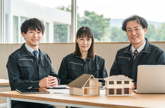 リフォーム業者3名と家の模型