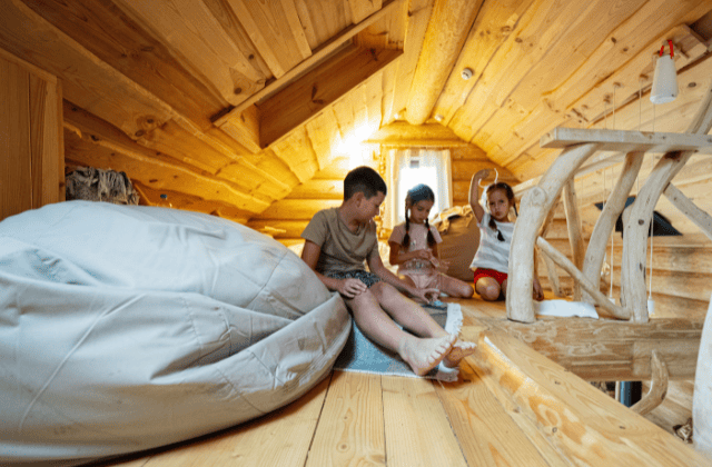 屋根裏部屋に集まる子供たち