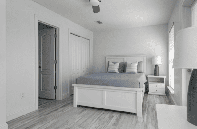 白いベッドルーム