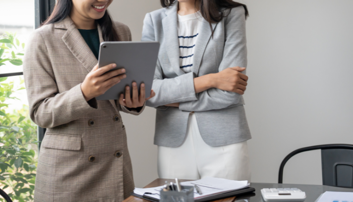 業者からの見積もりを確認する様子