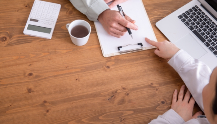 丁寧に打ち合わせをするリフォーム業者