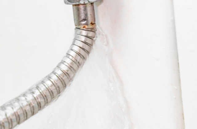 水漏れしているシャワー