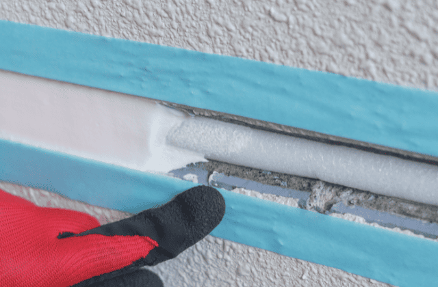 外壁をコーチングしている様子