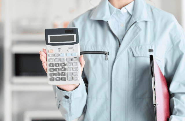 業者が電卓を持っている様子