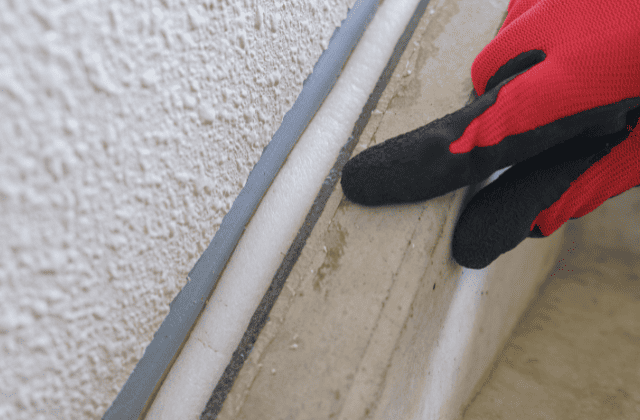 外壁コーチングをしている様子