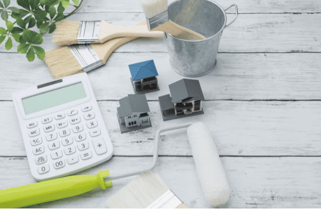 電卓と家ミニチュアと塗装道具