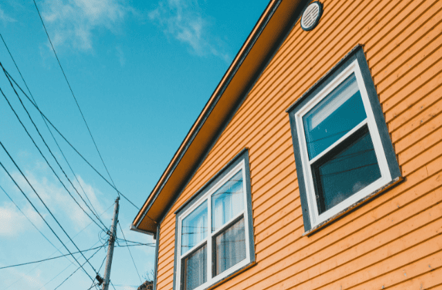オレンジ色の壁の家