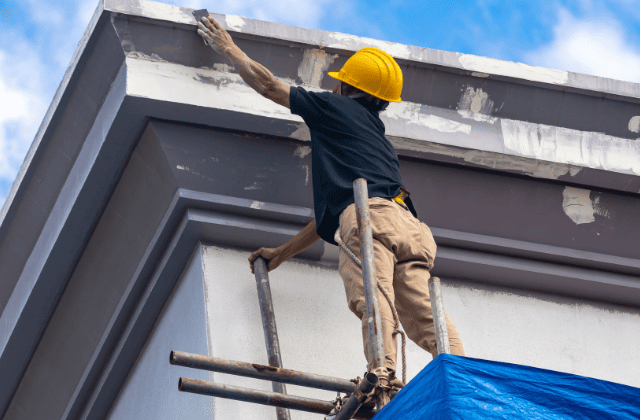 壁を修復している業者