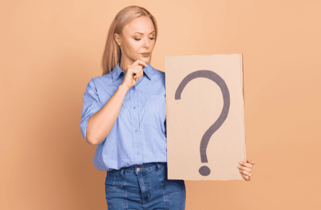 クエスチョンマークを持つ女性