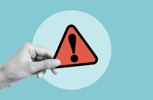 危険マークを持つ手