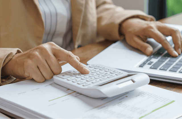 電卓で計算する人の手元