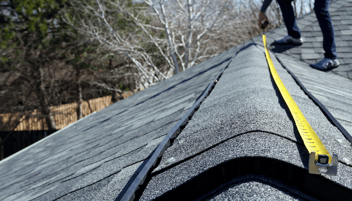 屋根を修理する男性