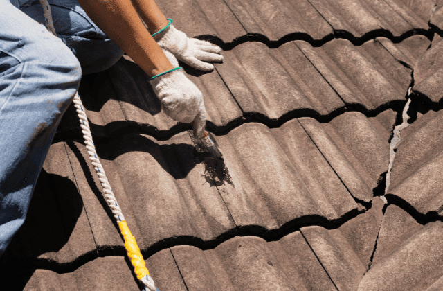 屋根を直す業者の手もと