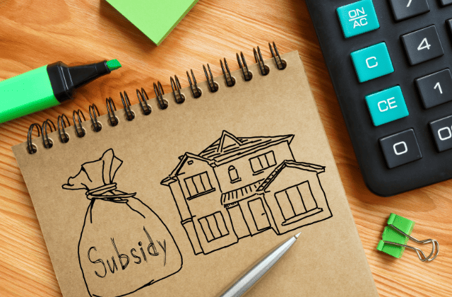 家と補助金のイラストと電卓