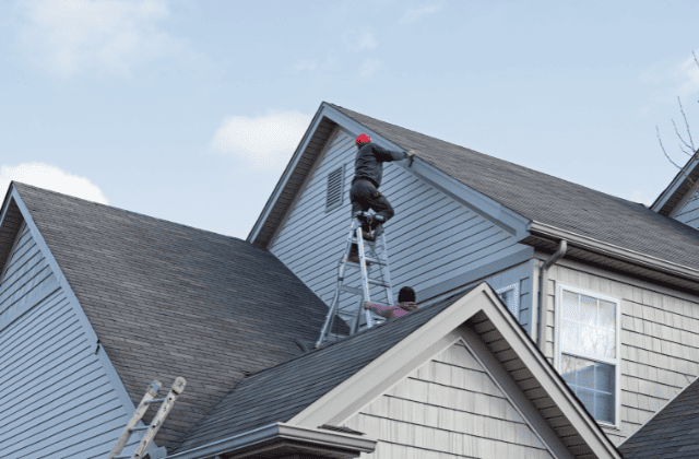 屋根を修理している業者