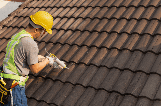 屋根を修理している業者
