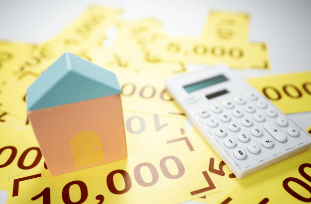 電卓と家とお金のイメージ