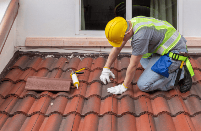 屋根を修理している業者