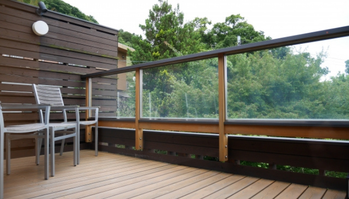 広々としたウッドデッキのバルコニー