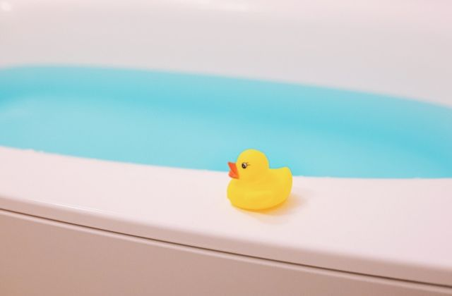 風呂のへりにおいてあるアヒルの人形