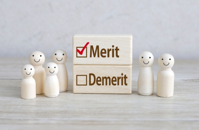 Meritと書かれたブロックと人形6体