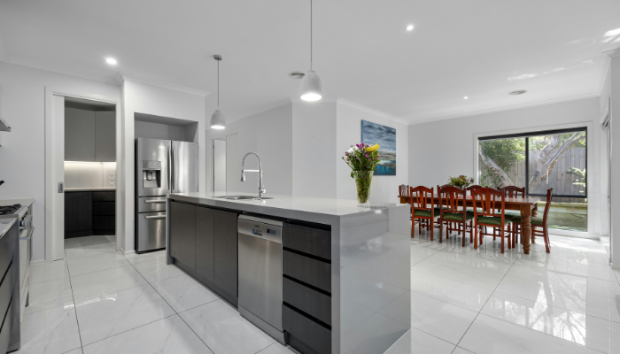 タイル床の海外チックなキッチン