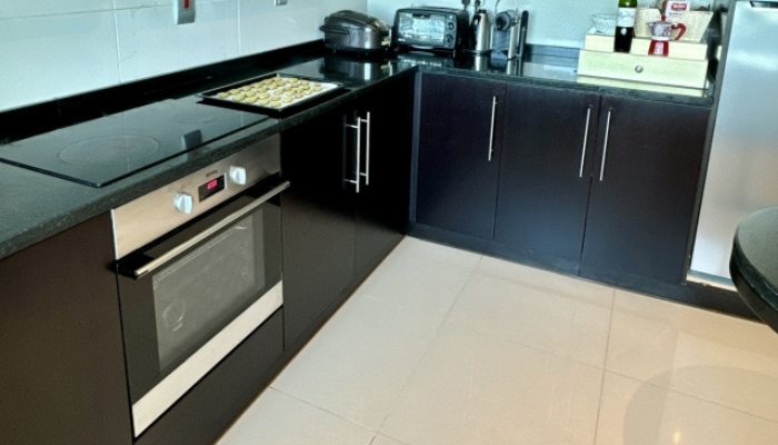 白くて開放感のあるタイル床のキッチン