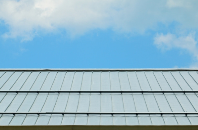 青空と家の屋根
