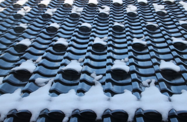 雪が積もった瓦屋根