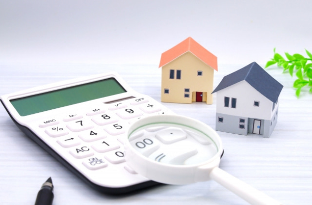 電卓とルーペと家の模型