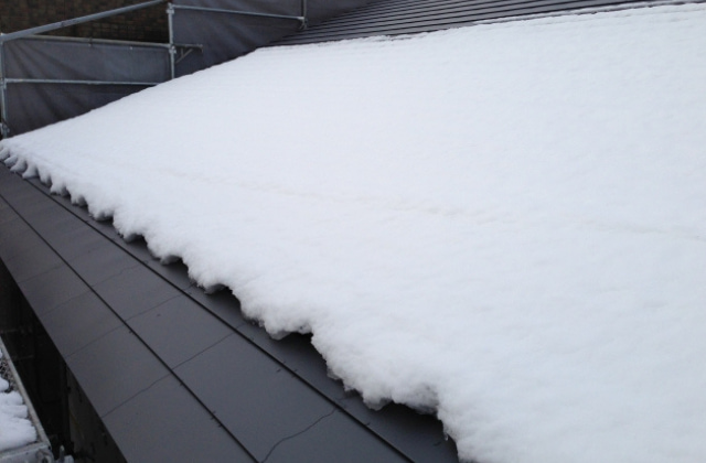雪が積もった屋根