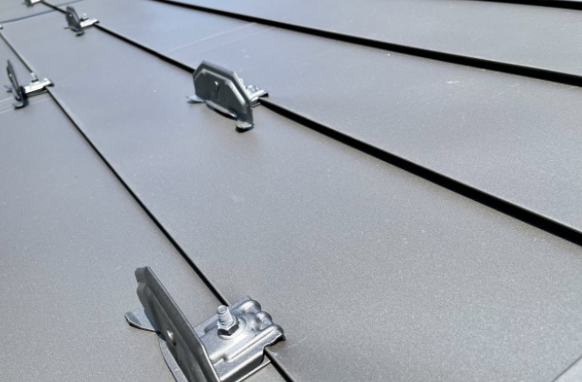 雪止めが設置されている家の屋根