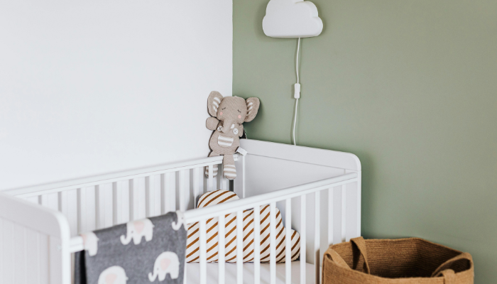 特徴的なカラーの壁紙が施された子供部屋