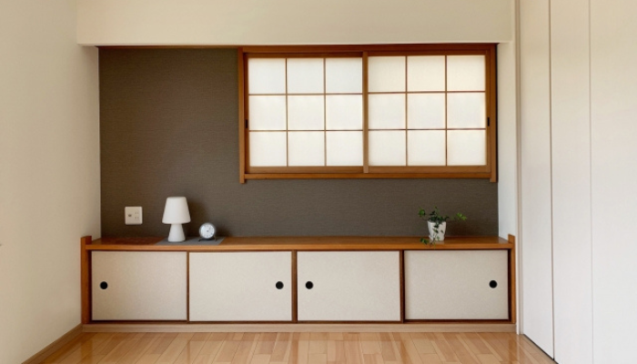 シックな雰囲気の壁紙が施された和室