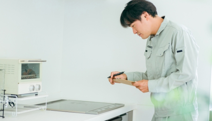 IHキッチンについてリフォームの見積もりをする男性業者