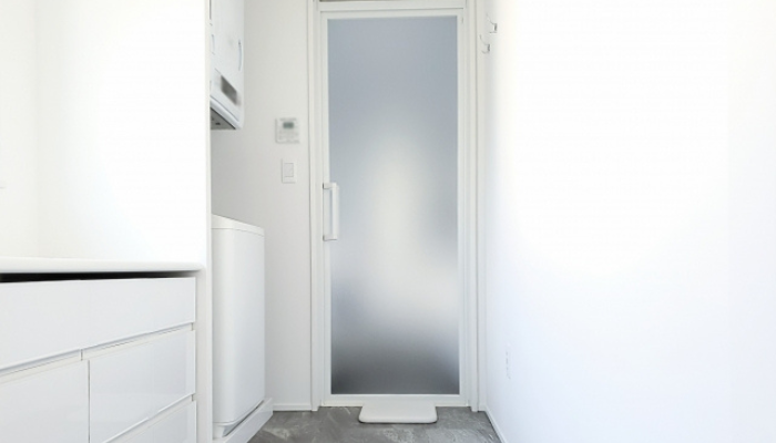 リフォームされたきれいなお風呂のドア