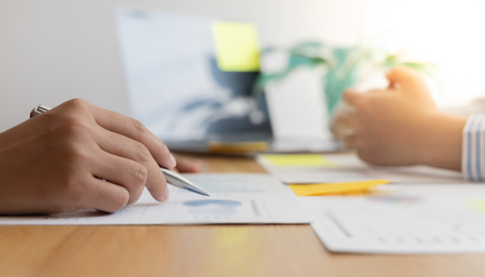 リフォームについての提案書を比較する手元