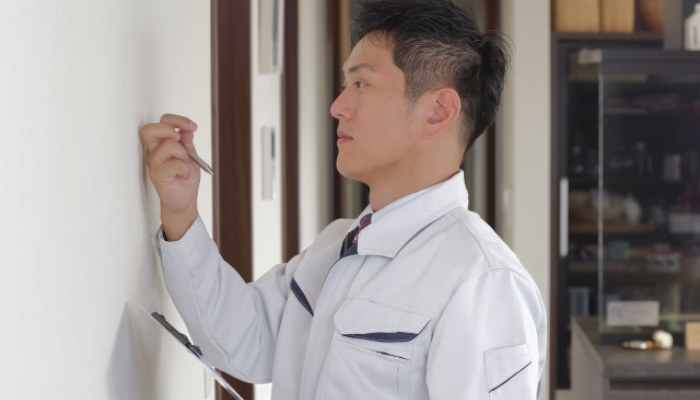 リフォームのために住宅を調査する業者