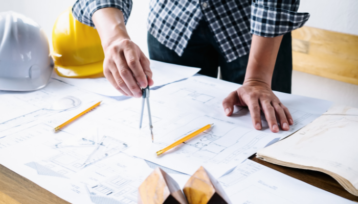 住宅のリノベーション計画を立てる設計士
