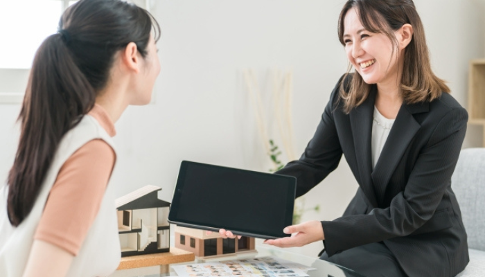 リフォーム・リノベーションの提案をする女性営業