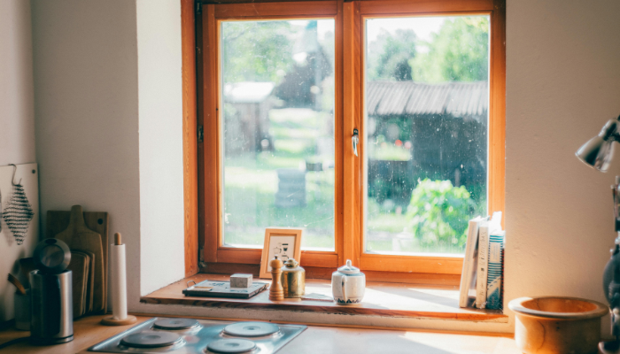 木材で作られた窓枠のおしゃれな部屋