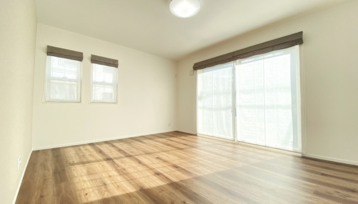 広々としたリビングと開放感のある窓